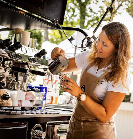 Barista maakt koffie bij een mobiele koffiekar in de Loonse en Drunense Duinen, een natuurgebied in Brabant.