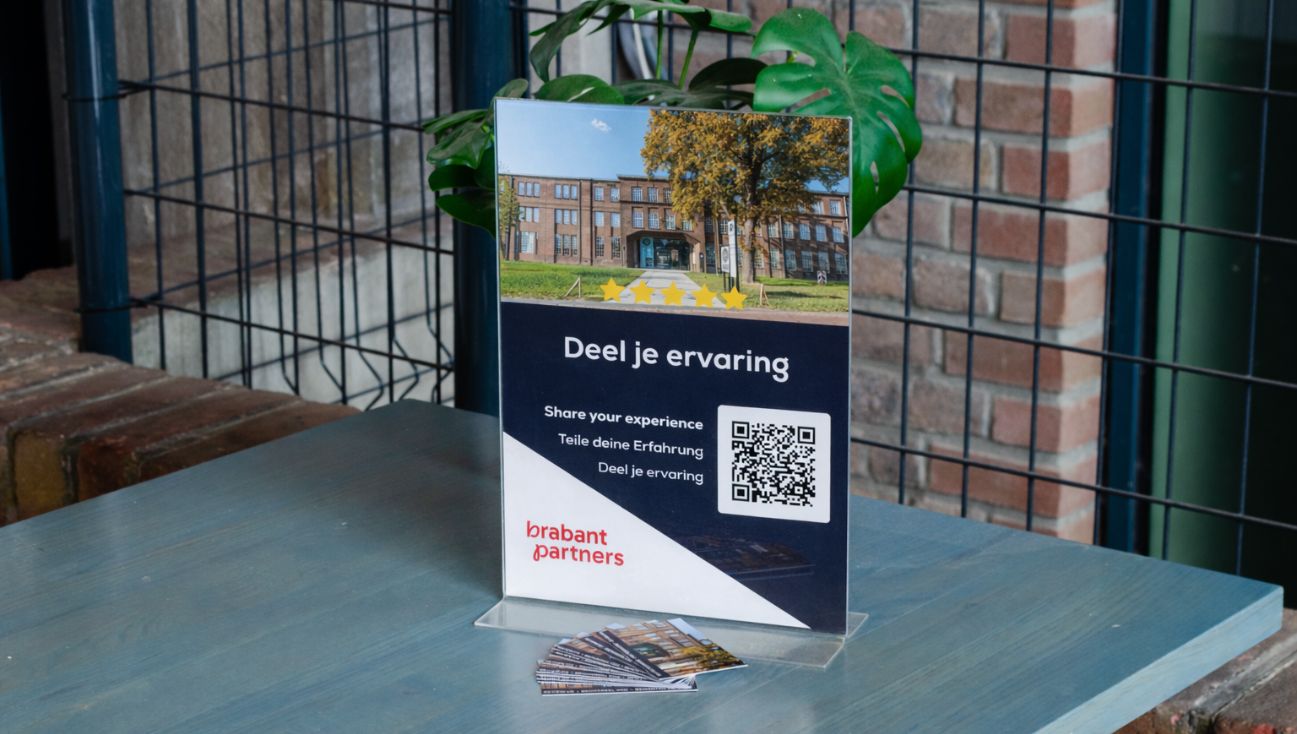 poster en visitekaartjes op tafel