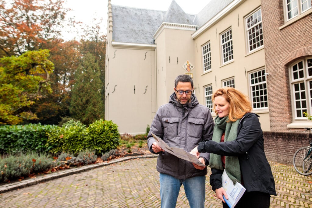 Stel met routekaart van Brabant